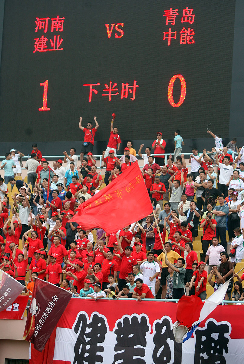 足球风云榜登场，中国队奋勇向前
